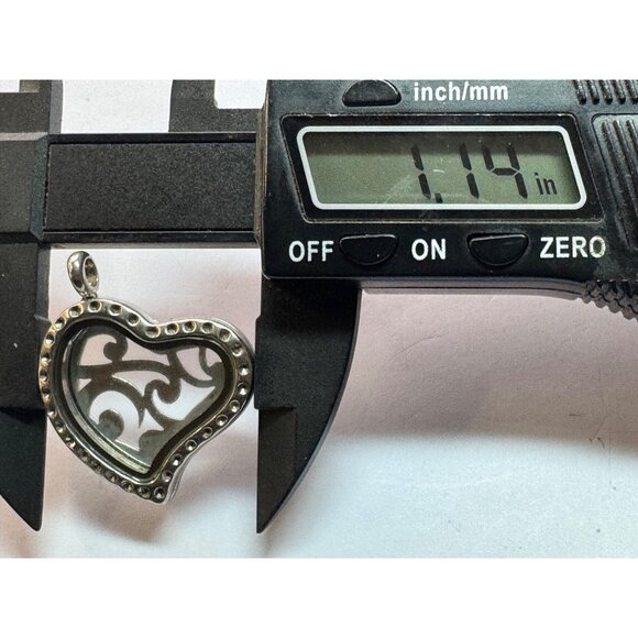 Estate Silver Tone Filigree Glass Heart Locket Pendant No Chain 10g Vintage - Picture 7 of 8